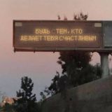 يبتسم