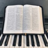 Поём Библию🎹 (канал)