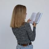 Злая Зая читает